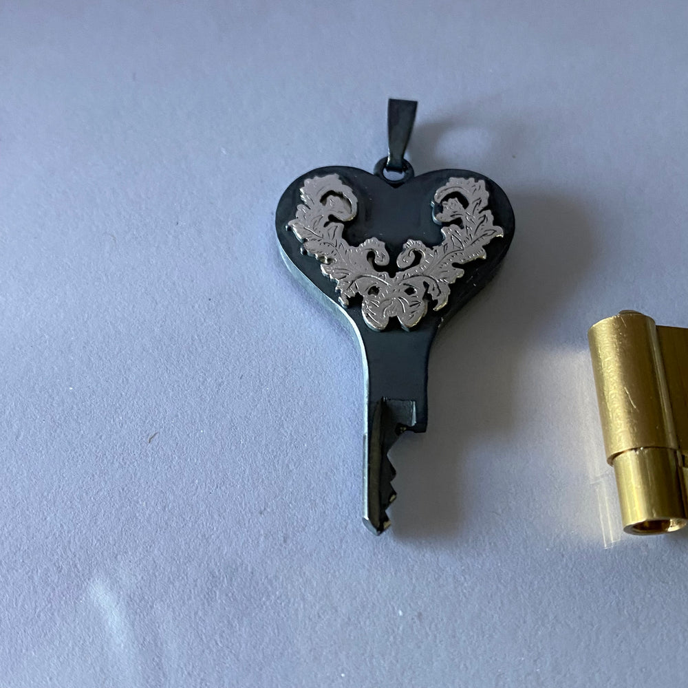 
                  
                    The Valentine with cylinder lock
                  
                