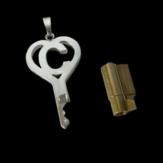 La llave del corazón del alfabeto con cerradura de cilindro