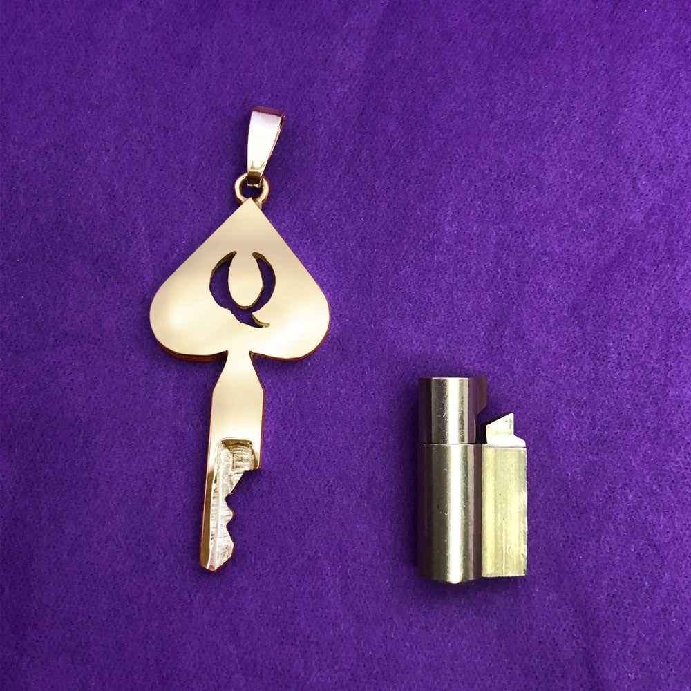 chastity-shop 14 carat yellow gold Queen of Spades with cylinder lock